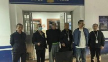 商场内假装试衣实为“调包”，两男子盗窃服装被民警迅速抓获