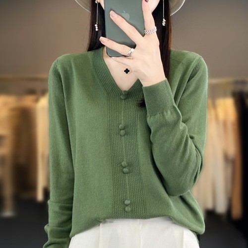 早秋新款丝光棉V领针织衫女时尚文艺风毛衣打底小衫双扣上衣代发图3