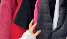 “五一”气温低至零摄氏度以下，山西大同一服装店为游客赠送羽绒服